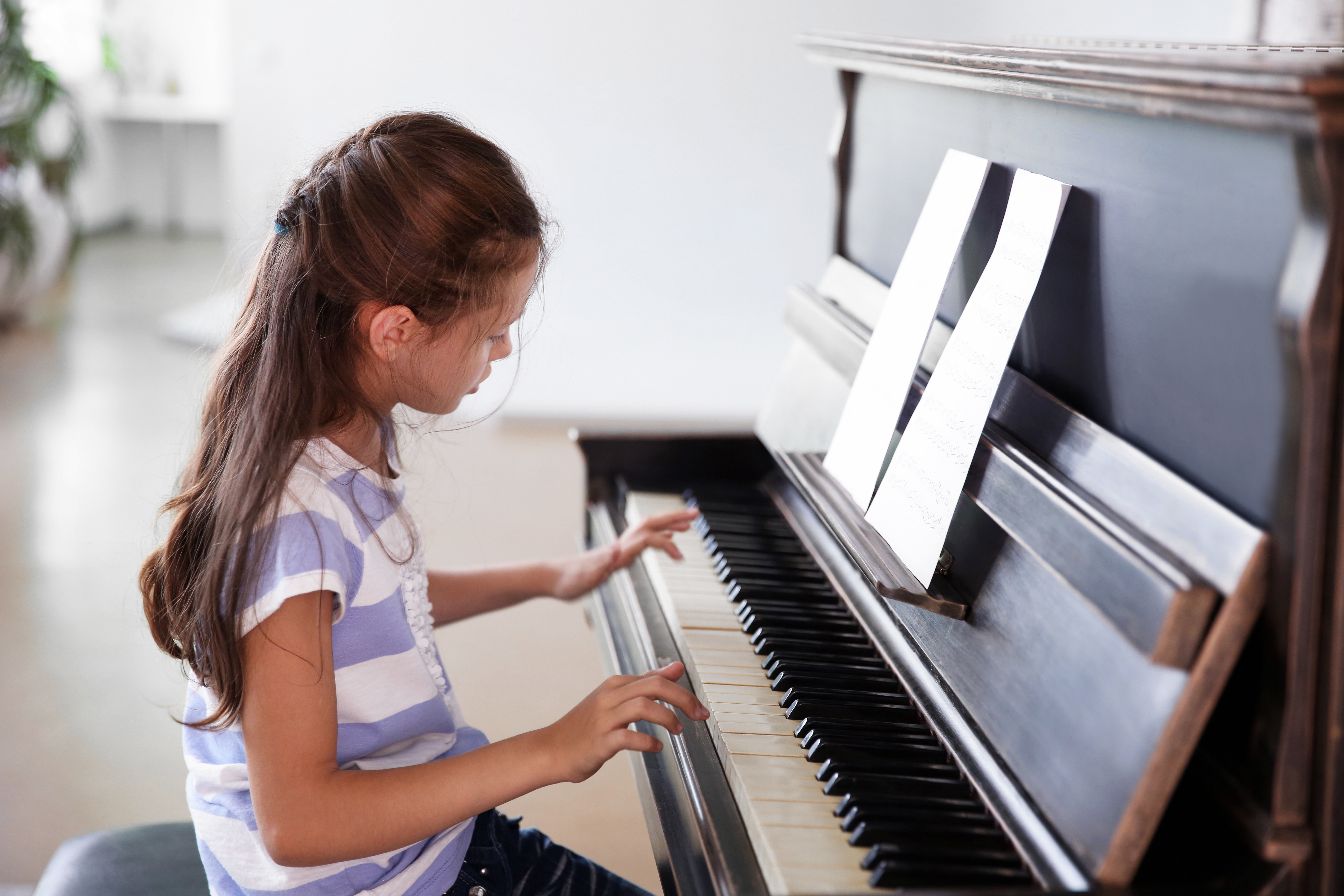 She play piano well. Ребенок за фортепиано. Девушка и пианино. Фортепиано для детей. Игра на фортепьяно.